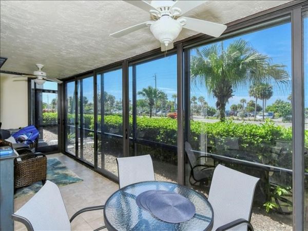 Lovely 2 Bedroom Vacation Condo Short Walk to Beach