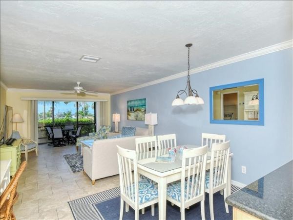 Lovely 2 Bedroom Vacation Condo Short Walk to Beach