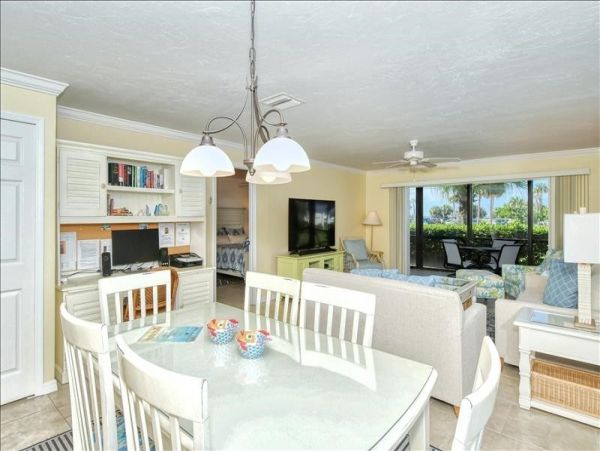 Lovely 2 Bedroom Vacation Condo Short Walk to Beach