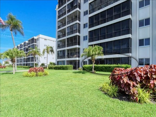 Lovely 2 Bedroom Vacation Condo Short Walk to Beach