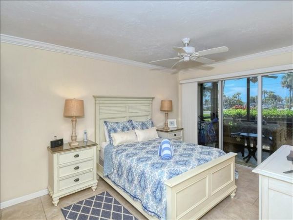 Lovely 2 Bedroom Vacation Condo Short Walk to Beach