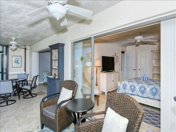 Lovely 2 Bedroom Vacation Condo Short Walk to Beach