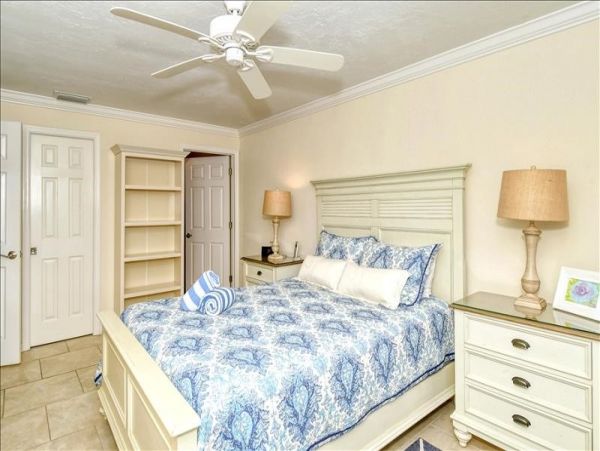 Lovely 2 Bedroom Vacation Condo Short Walk to Beach