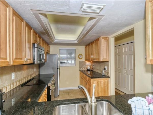 Lovely 2 Bedroom Vacation Condo Short Walk to Beach