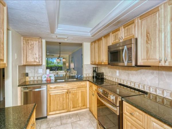 Lovely 2 Bedroom Vacation Condo Short Walk to Beach