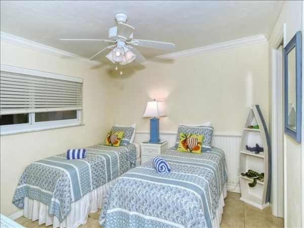 Lovely 2 Bedroom Vacation Condo Short Walk to Beach