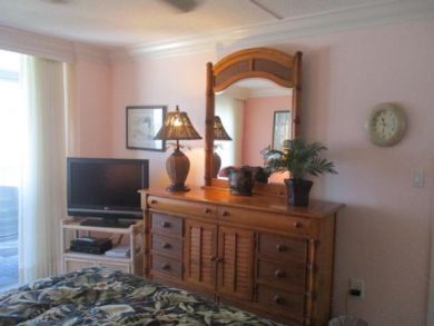Two Bedroom Beachfront Condo Sleeps 6 Guests - Private Beach