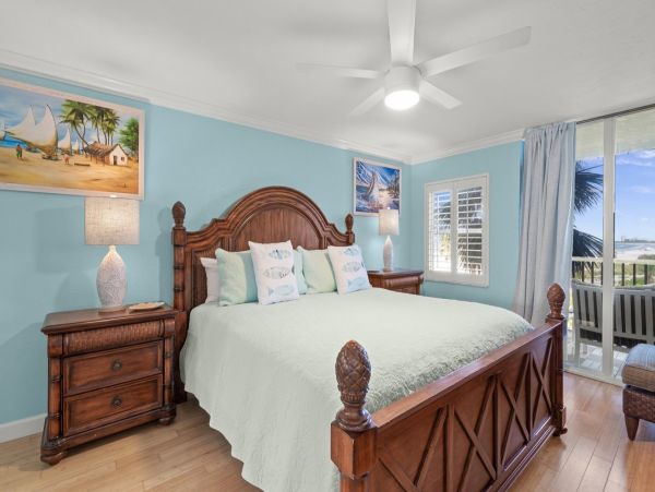 Luxury Siesta Key Beachfront Vacation Rental Gulf View Condo with Balcony & Pool