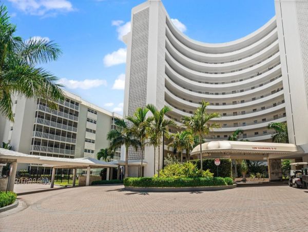 Luxury Siesta Key Beachfront Vacation Rental Gulf View Condo with Balcony & Pool
