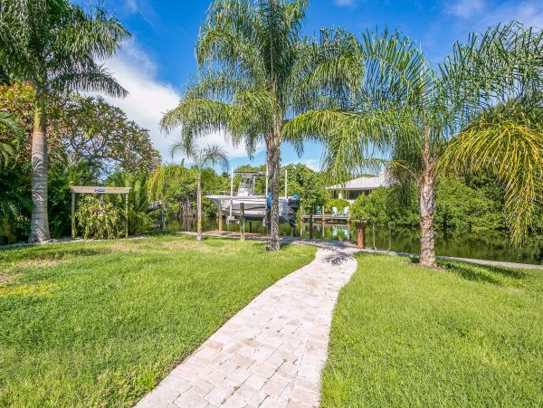 A stunning Beach House on Anna Maria with Private Pool