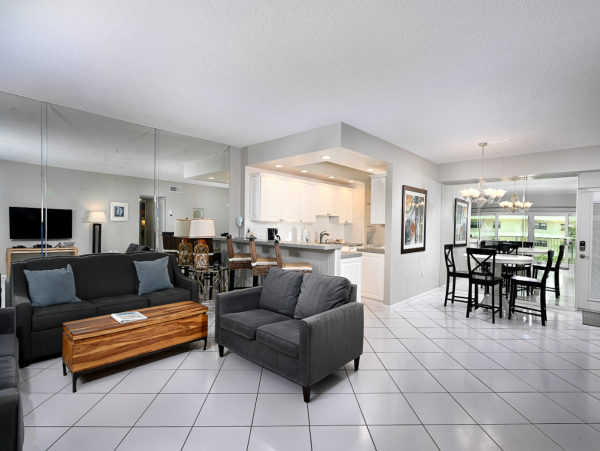 Right On Beach 2 Bedroom Condo Sleeps 6 in Siesta Key