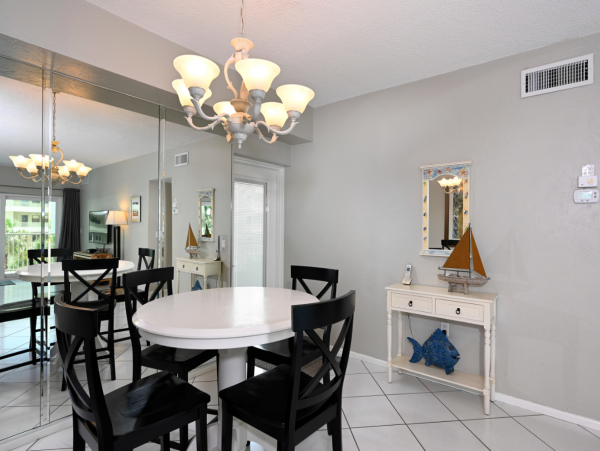 Right On Beach 2 Bedroom Condo Sleeps 6 in Siesta Key