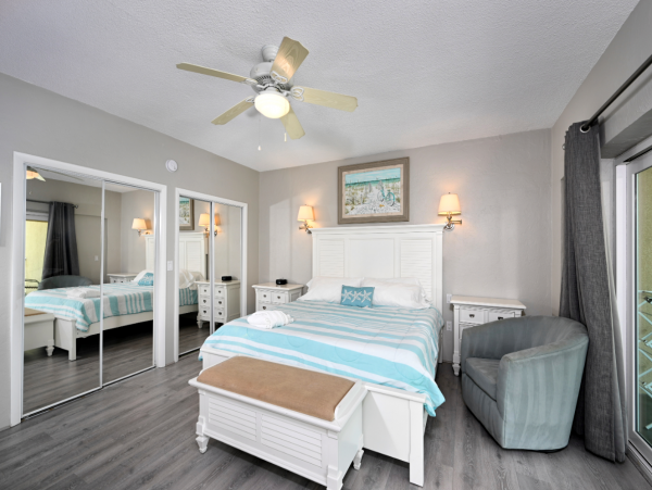 Right On Beach 2 Bedroom Condo Sleeps 6 in Siesta Key