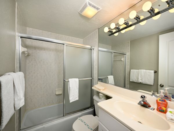 Right On Beach 2 Bedroom Condo Sleeps 6 in Siesta Key