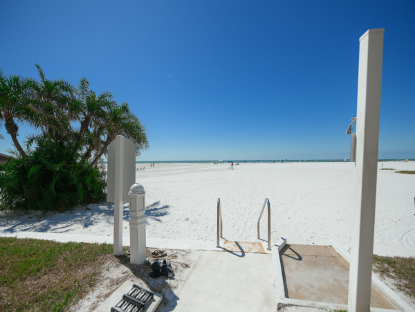 Right On Beach 2 Bedroom Condo Sleeps 6 in Siesta Key