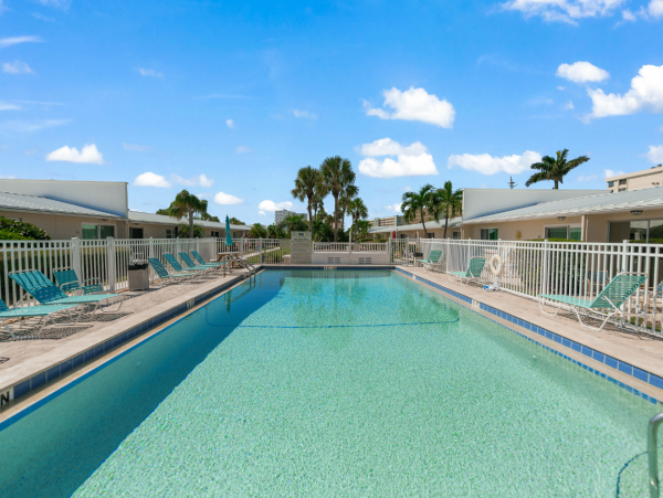 Right On Beach 2 Bedroom Condo Sleeps 6 in Siesta Key