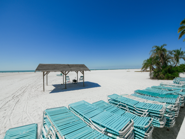Right On Beach 2 Bedroom Condo Sleeps 6 in Siesta Key