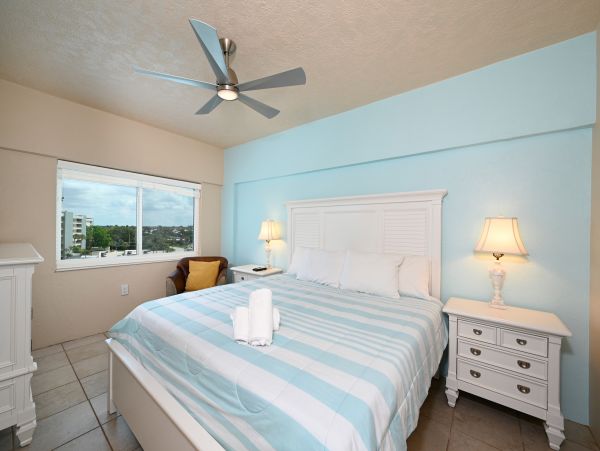 Siesta Key Beach Condo Sleeps Six Vews of Gulf & Beach