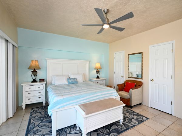 Siesta Key Beach Condo Sleeps Six Vews of Gulf & Beach