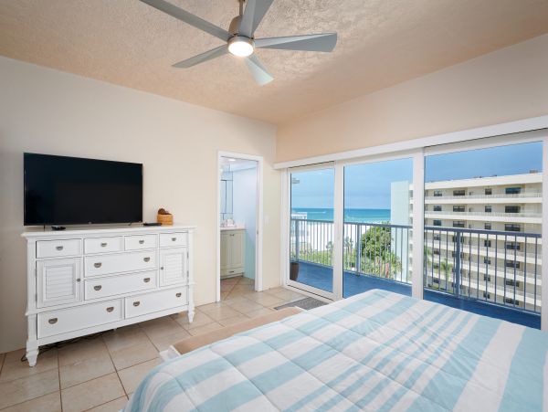 Siesta Key Beach Condo Sleeps Six Vews of Gulf & Beach