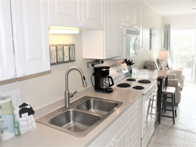 Siesta Key Studio with 2 Beds Sleeps 2 Guests Beach Access
