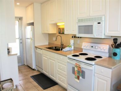 Siesta Key Studio with 2 Beds Sleeps 2 Guests Beach Access