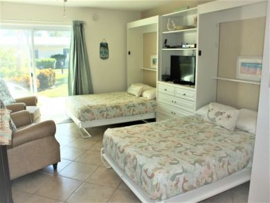 Siesta Key Studio with 2 Beds Sleeps 2 Guests Beach Access