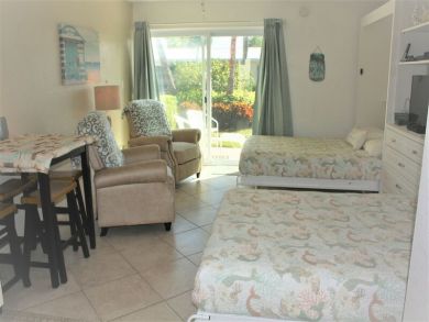 Siesta Key Studio with 2 Beds Sleeps 2 Guests Beach Access