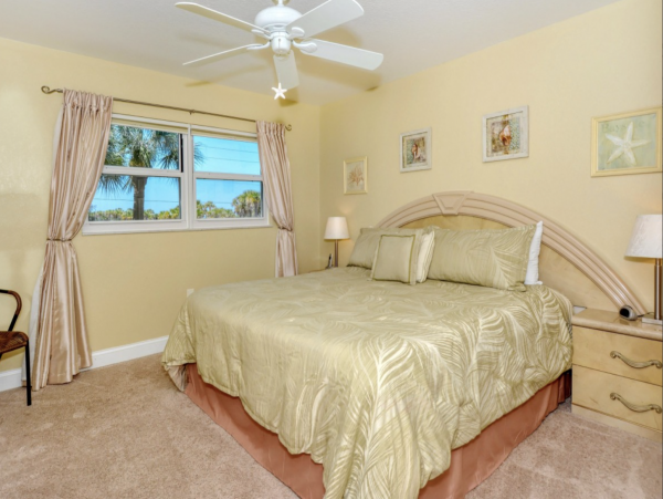 Siesta Key Vacation Condo Sleeps Six Guests Close to Beach