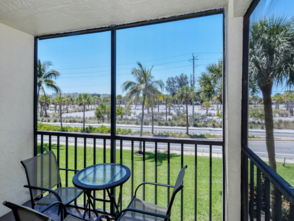 Siesta Key Vacation Condo Sleeps Six Guests Close to Beach