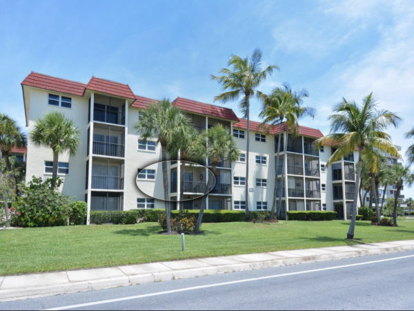 Siesta Key Vacation Condo Sleeps Six Guests Close to Beach