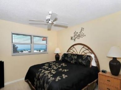 Siesta Key Vacation Condo Sleeps Six Guests. Siesta Key Vacation Condo Sleeps Six Guests.