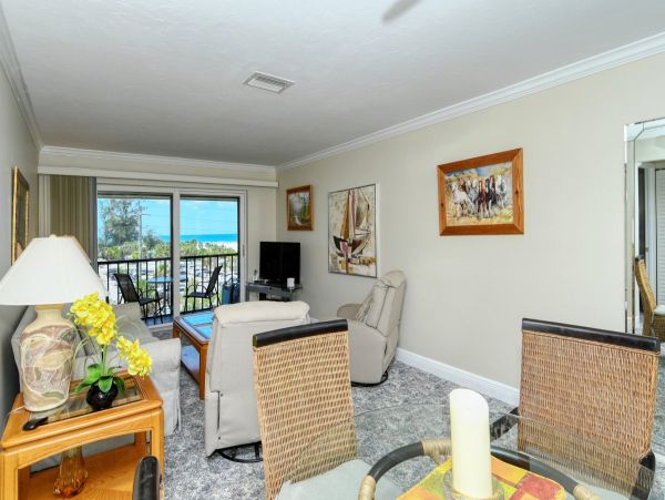 Lovely One Bedroom Vacation Condo with Ocean Views