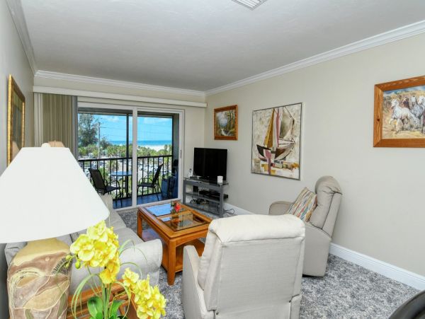 Lovely One Bedroom Vacation Condo with Ocean Views