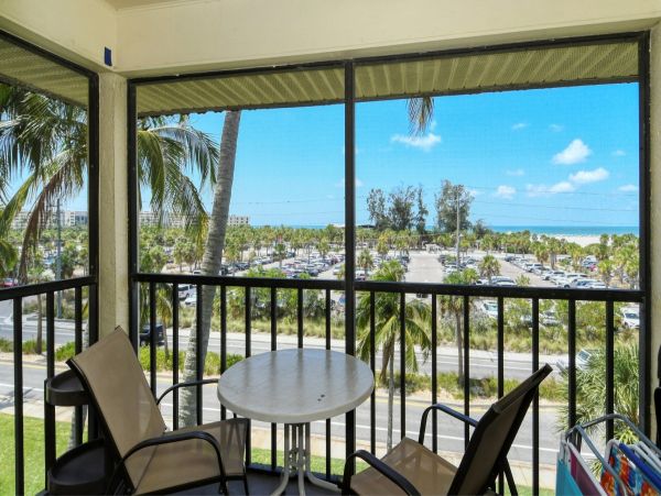 Lovely One Bedroom Vacation Condo with Ocean Views