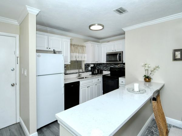Lovely One Bedroom Vacation Condo with Ocean Views