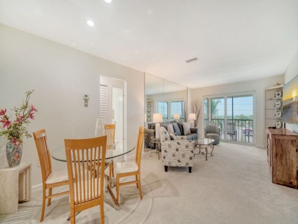 Siesta Key  Value Rental Right Across from Siesta key Beach