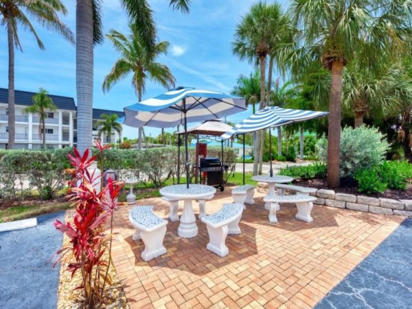 Siesta Key  Value Rental Right Across from Siesta key Beach