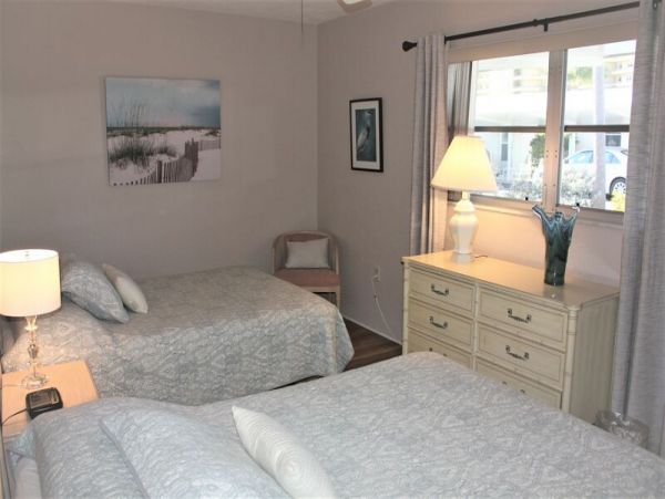 Great Value Two Bedroom Beach Condo in Siesta Key Sleeps 6