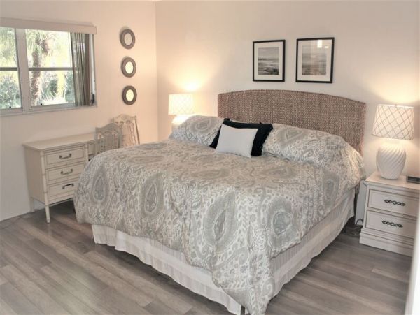 Great Value Two Bedroom Beach Condo in Siesta Key Sleeps 6