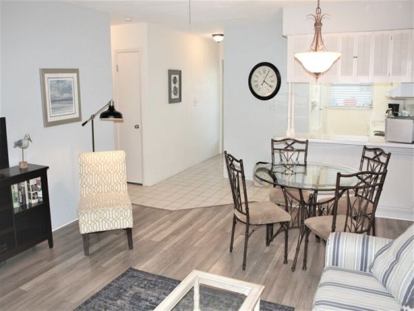 Great Value Two Bedroom Beach Condo in Siesta Key Sleeps 6