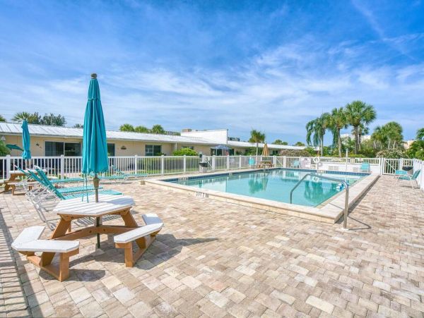 Great Value Two Bedroom Beach Condo in Siesta Key Sleeps 6