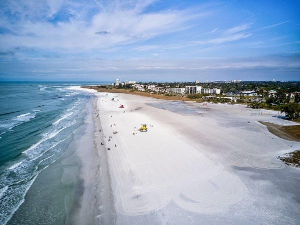 Great Value Two Bedroom Beach Condo in Siesta Key Sleeps 6