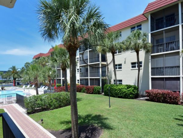 Pool View 2-Bed, 1-Bath Rental Walk to Siesta Key Beach