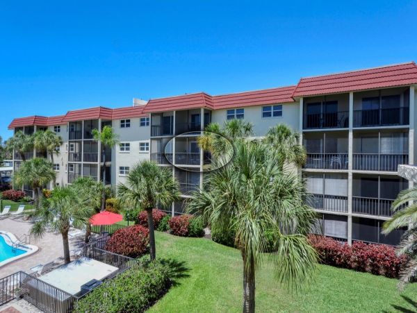 Pool View 2-Bed, 1-Bath Rental Walk to Siesta Key Beach