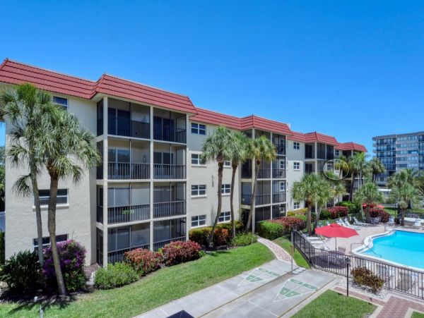 Pool View 2-Bed, 1-Bath Rental Walk to Siesta Key Beach