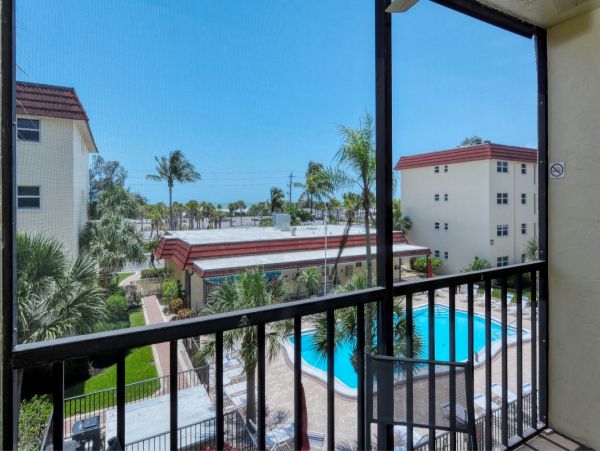 Pool View 2-Bed, 1-Bath Rental Walk to Siesta Key Beach
