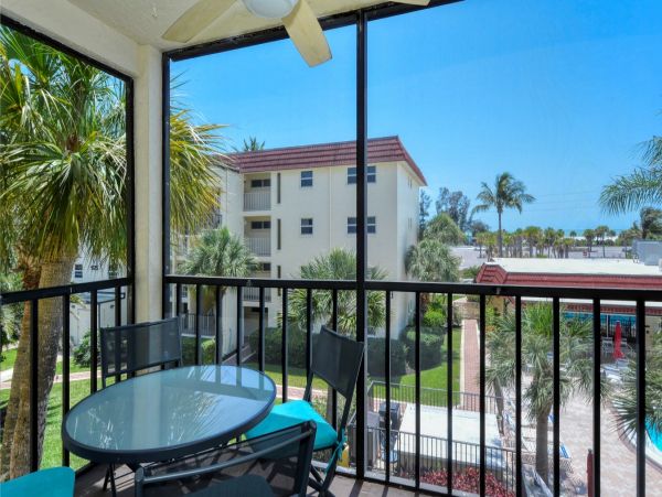 Pool View 2-Bed, 1-Bath Rental Walk to Siesta Key Beach