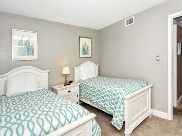 Pool View 2-Bed, 1-Bath Rental Walk to Siesta Key Beach