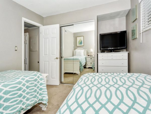 Pool View 2-Bed, 1-Bath Rental Walk to Siesta Key Beach